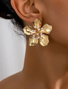 Metal Floral Pearl Earrings - Golden